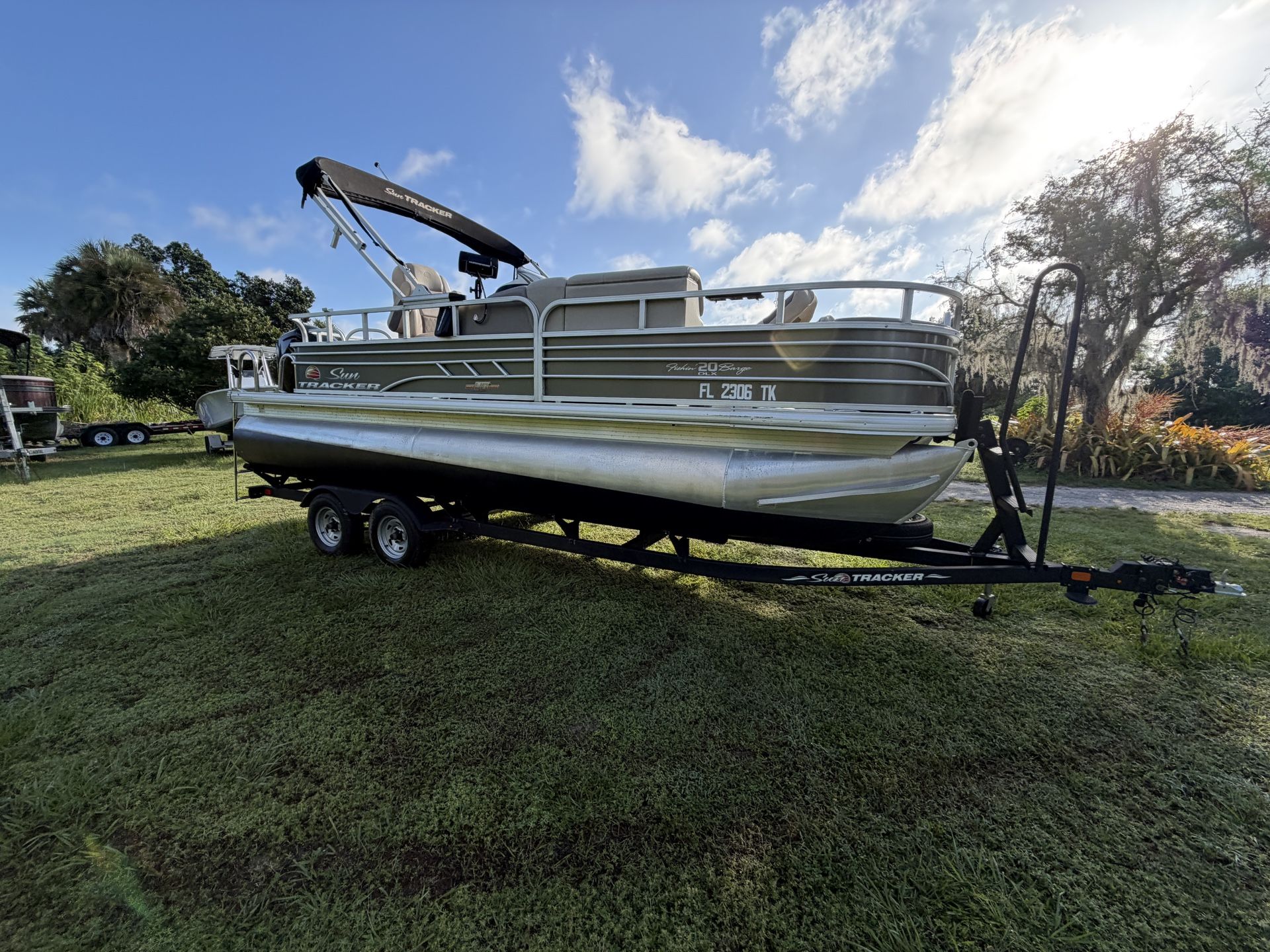 2023 Sun tracker 20 DLX Pontoon With Trailer
