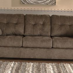 Plush Sofa recliner with tufted cushions