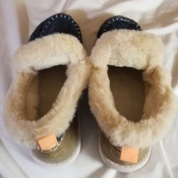 Houseshoes/slippers 