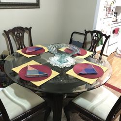 Round glass dining table. 