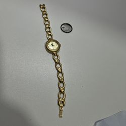 Guess Watch Women New Battery Gold Tone 23mm, Chipped, Sz. 7” I can’t close the bottom cover It occupies repair