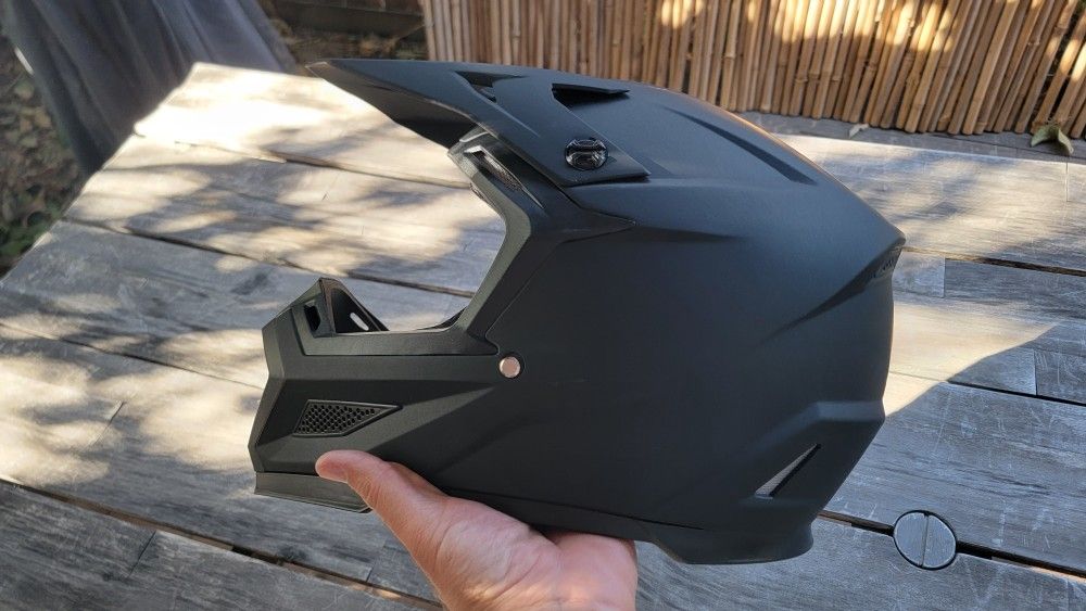 Brand New Color: Matte Black
Type: Motorcycle Helmet/Dirt Bike Helmet/Motocross Helmet/Adult ATV Helmet/Off Road Helmet
Adjustable Sun Visor
DOT safet