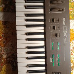Vintage Yamaha DX21 Synth $350