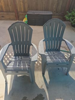 4 plastic chairs 2 blue 2 grey