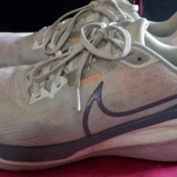 Nike Vomero 17 Women's Road Running Shoes (Size 10)