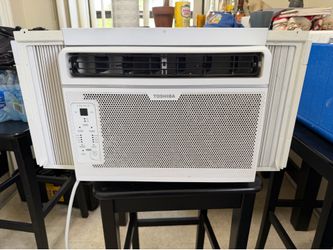Toshiba Window AC Unit – Works Great – Includes Side Panels