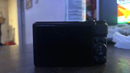 CANON SX740 HS FOR PARTS ONLY!! (DOESNT POWER ON)