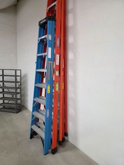 🛠️ Three fiberglass ladders in excellent condition! 🪜