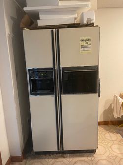 GE 26.6 Cu Ft Refrigerator – Ice Maker & Water Dispenser – Works Great