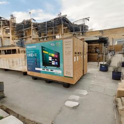 HD182 58” Hisense smart 4k Roku led tv 