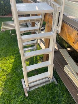 Above ground pool ladder