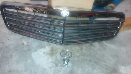 Mercedes Benz grill and emblem new