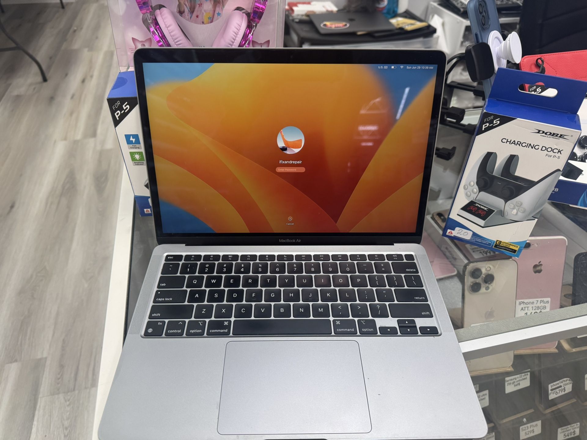 Apple MacBook Air 2020 ( 13inch) + STORE WARRANTY