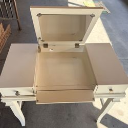  Desk-Makeup Vanity