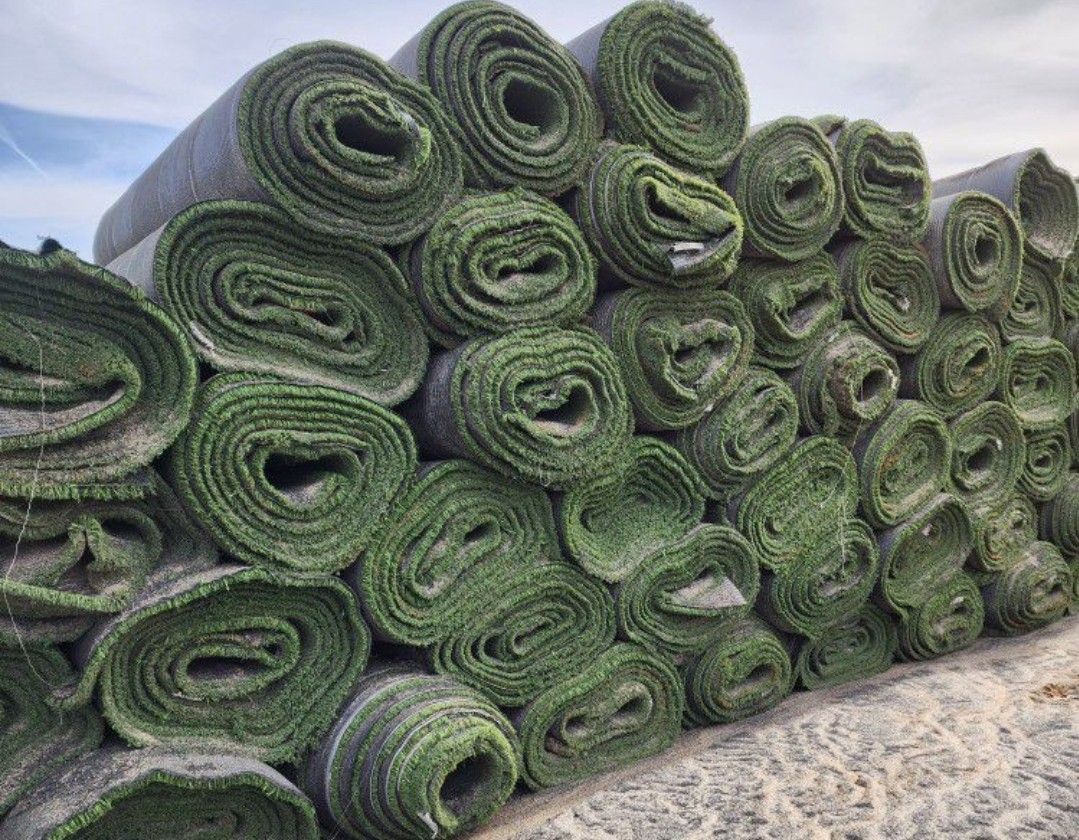 MOSTLY GREEN USED ARTIFICIAL GRASS / SYNTHETIC TURF
