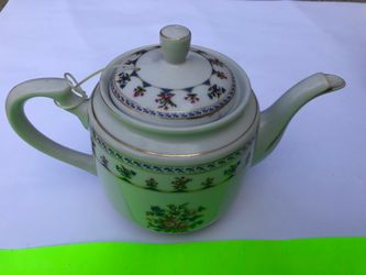 Tee pot with 6 cups