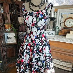 White House Black Market Black/White/Red/Blue/Green Floral Sz 00 Pockets