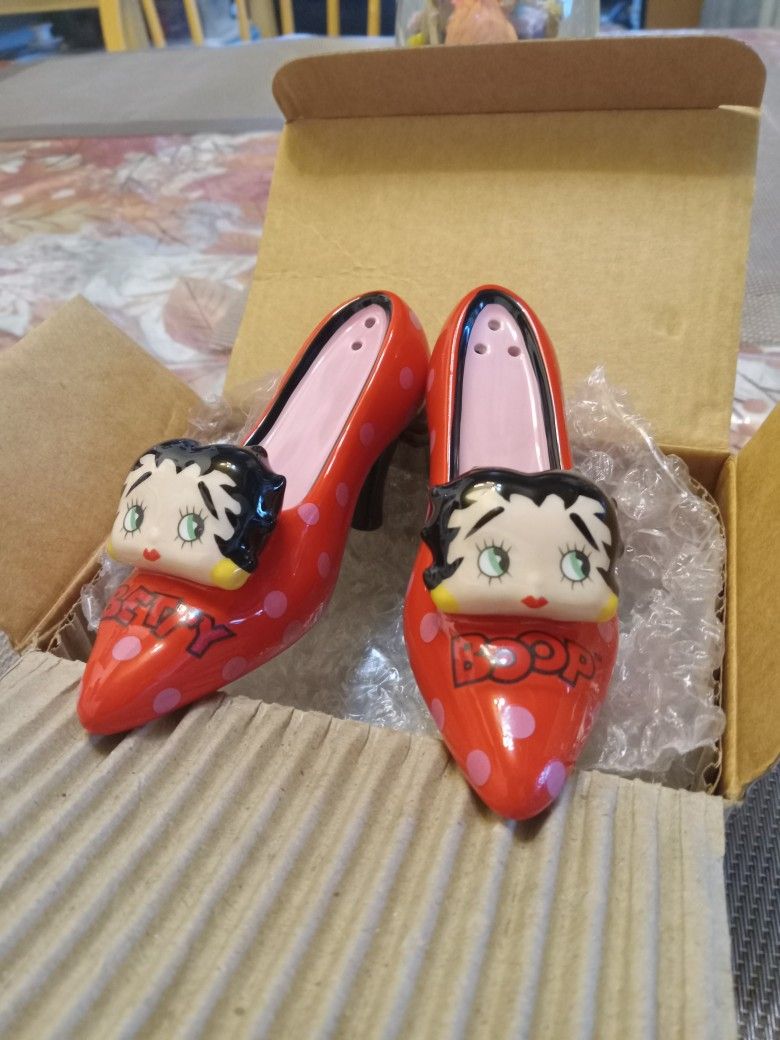 Betty Boop  Salt&Pepper  Shakers