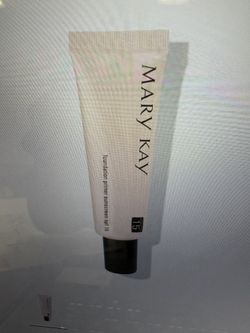 Foundation Primer Sunscreen Broad Spectrum SPF 15*