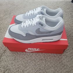 Nike Air Max 1
Men's Shoes Size 9
