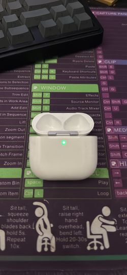 Charging case for Airpods 4