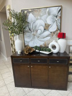 Entry Table / Buffet