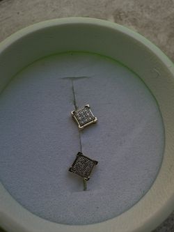 10k sold diamond stud earrings
