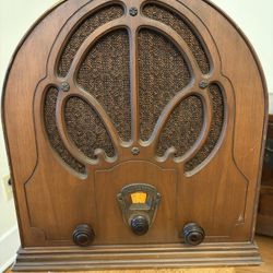 1930s Silvertone Cathedral Tube Radio – Stunning Original Wood – Pre-War Classic 
