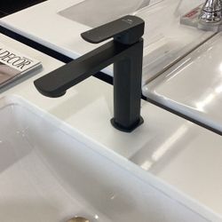 Royal Kali Single Hole Mid Tall Mate Black Faucet