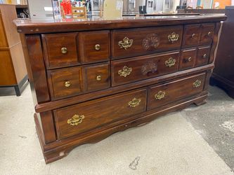 VAUGHAN OF VIRGINIA Mahogany Finish Carved 8-Drawer Low Dresser
