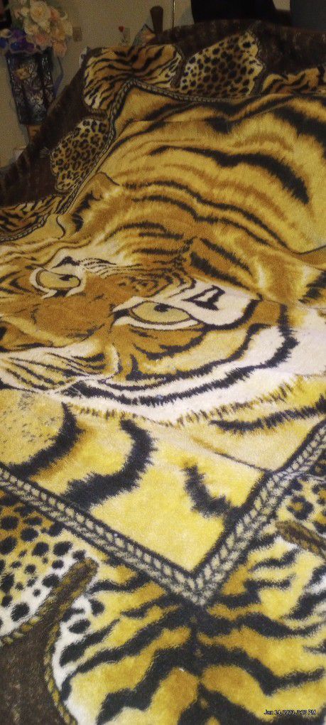 Twin Size Soft Tiger Blanket