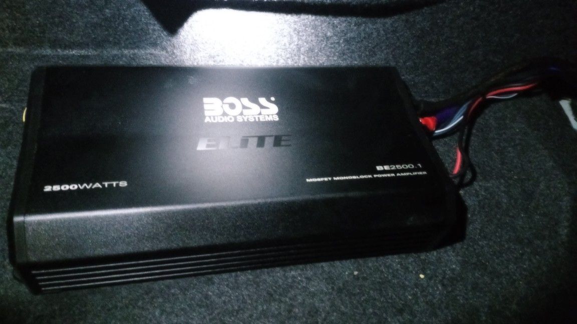 Boss Elite 2500W Amp