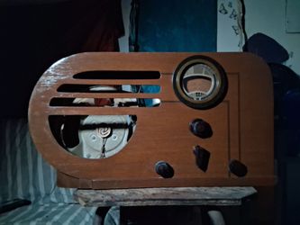 Philco 37-610T "Big Bullet" AM/SW tube table radio from around 1937.