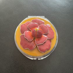 Vintage 2-Mirror Compact with 3D flower floral design In great condition