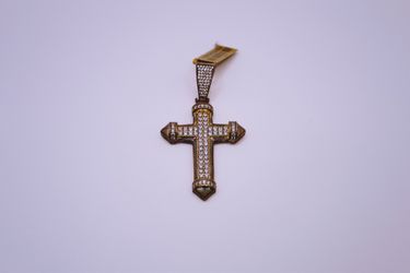 10 K yellow pendant with non-diamonds
