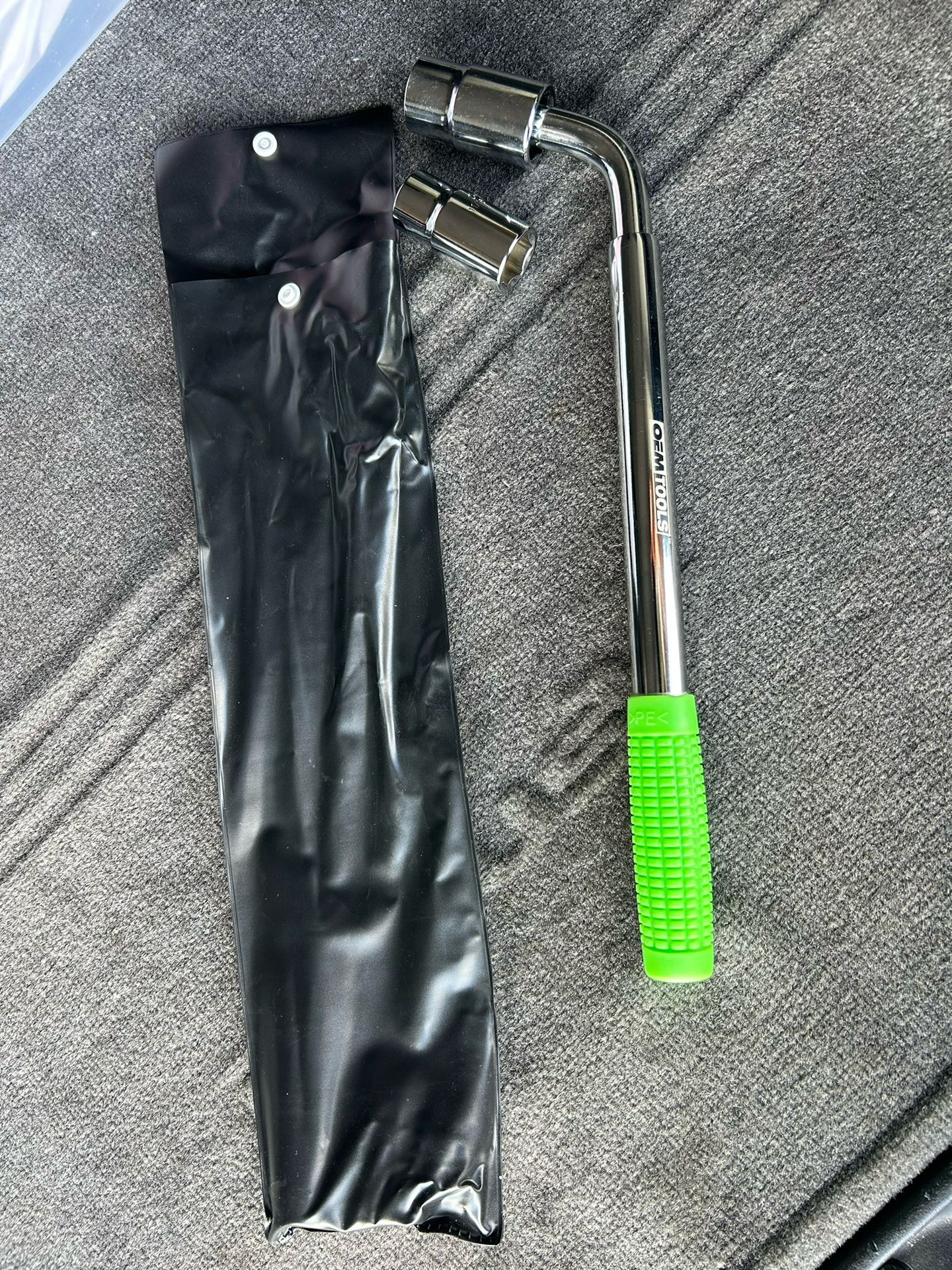 OEMTOOLS Telescoping Lug Nut Wrench and Sockets. NEVER USED Tire Wrench - Tire Repair 