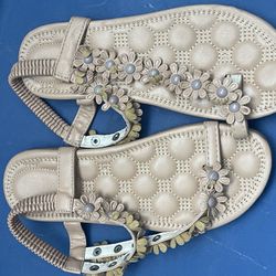 Like New Flower Sandals 
