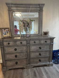 Jordan’s Windermere King Bedroom Set