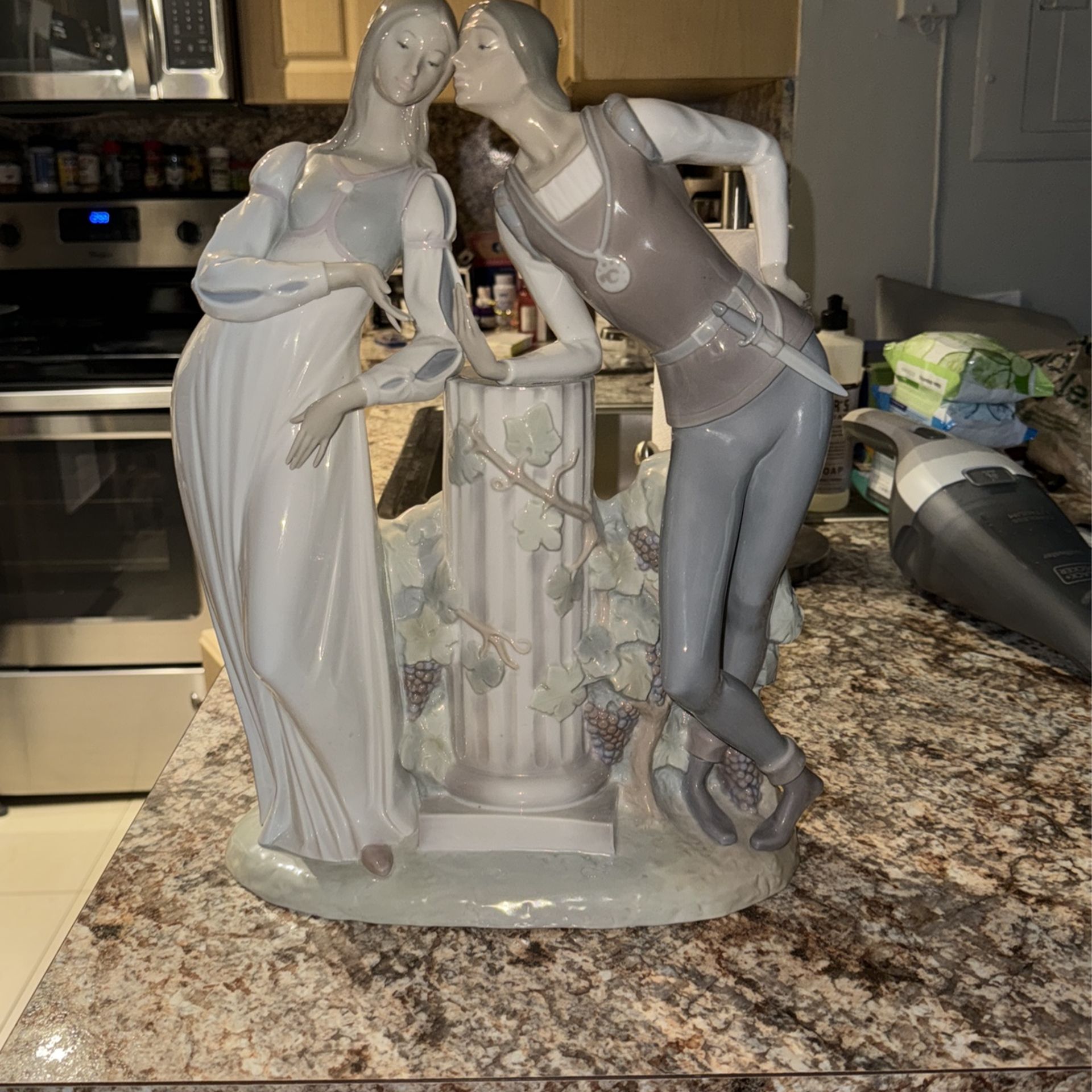 Lladro #4750 Romeo And Juliet