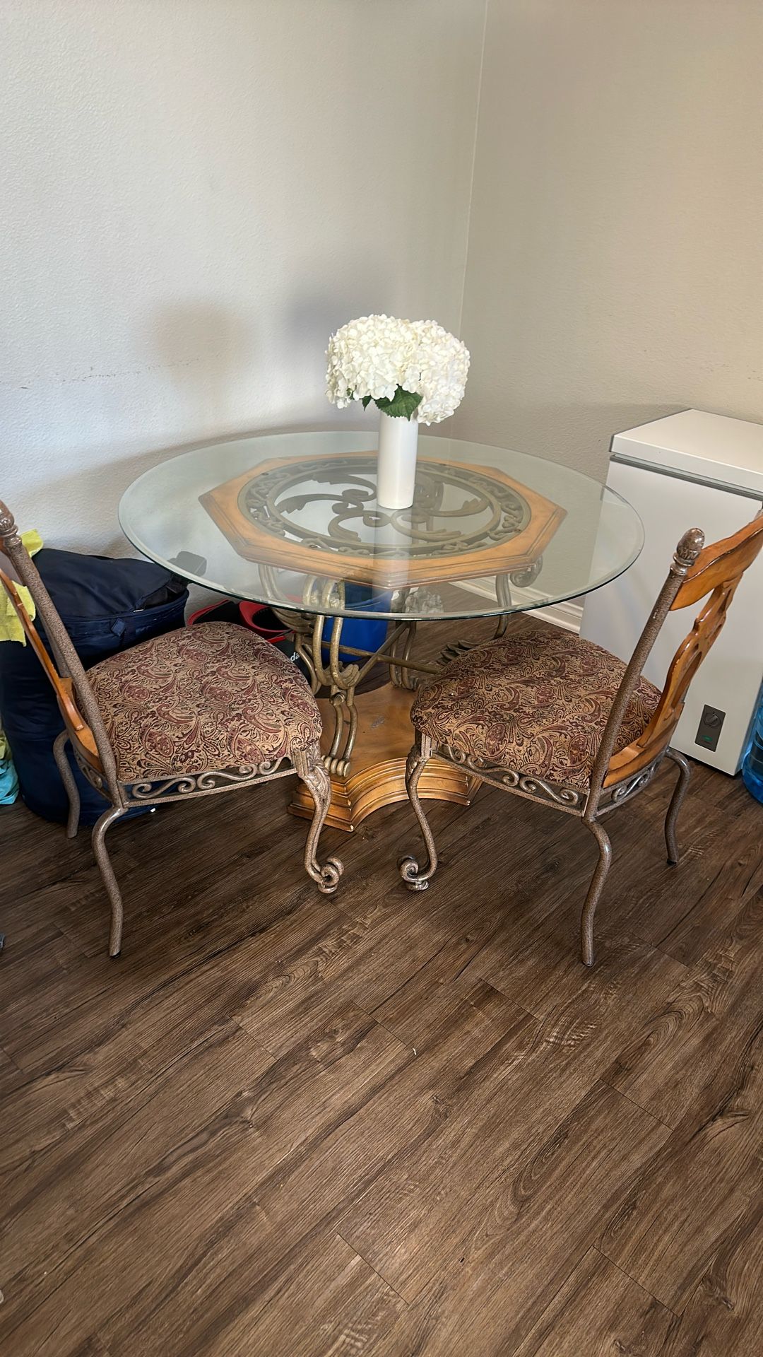 Round Glass Top 4 Seat Table