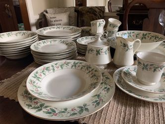 Christmas plate bowl and teacup set for 8