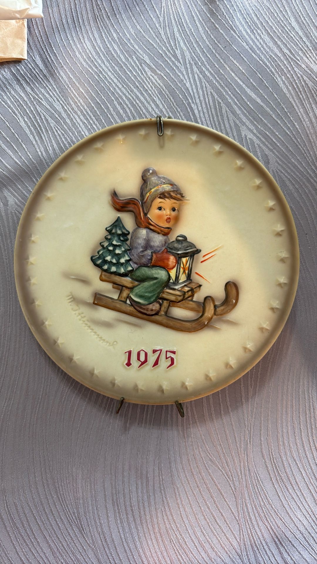 Hummel Annual plate 1975 with boy on sleigh 