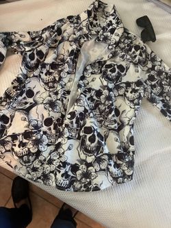 Lightweight ~ Nice Design Skulls Shirt 