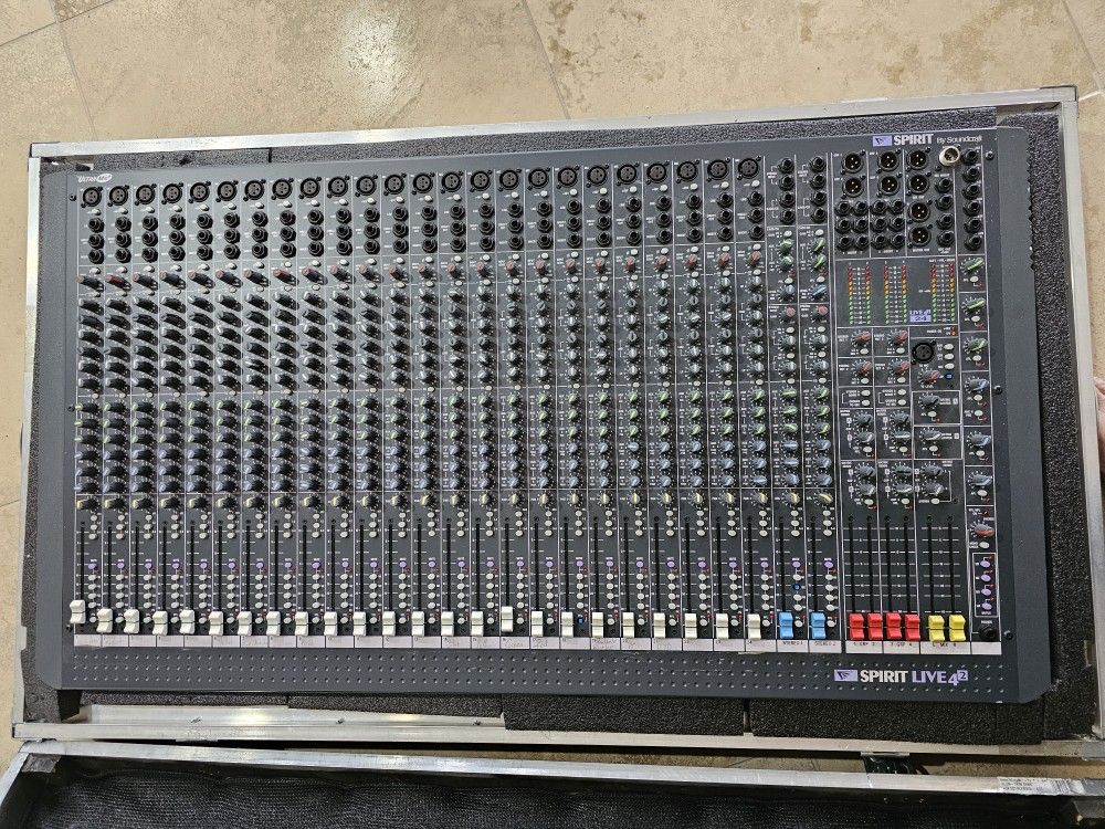 Audio Mixer: Spirit Live 4 2 Professional
