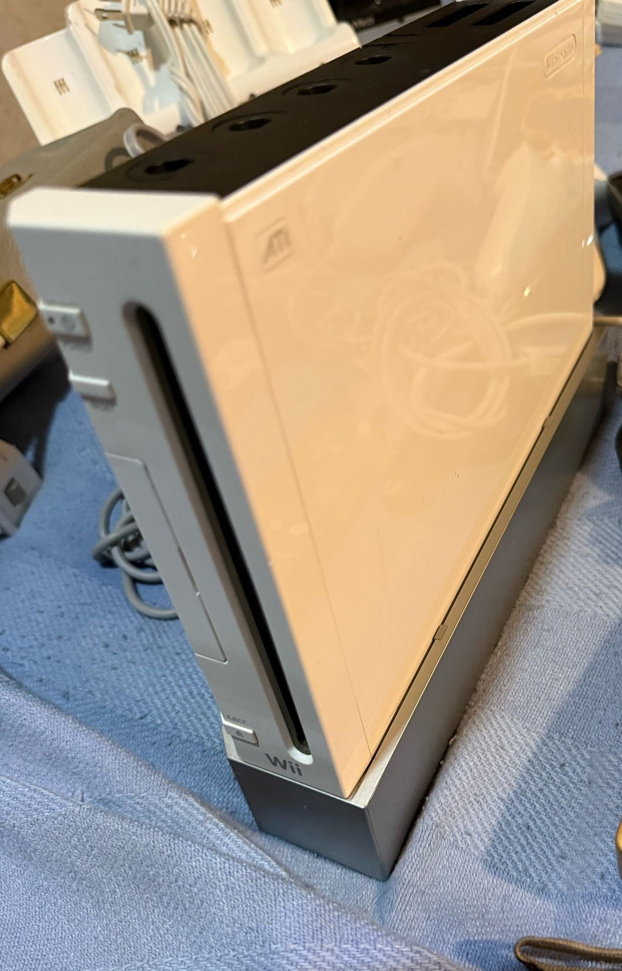 Wii  Plus 4 Controllers 4 Nunchucks One Rechargeable Battery Charger Station  With Four Rechargeable Batteries