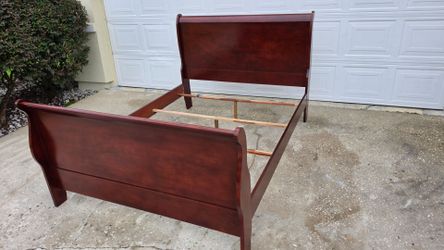 Clean and Nice Queen Size Sleigh Bed Like New.