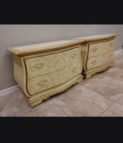 Vintage Pair of Heritage Venetian Style hand painted Bombe' Shaped Nightstands In Very Good Condition - 1960's - All Wood construction.