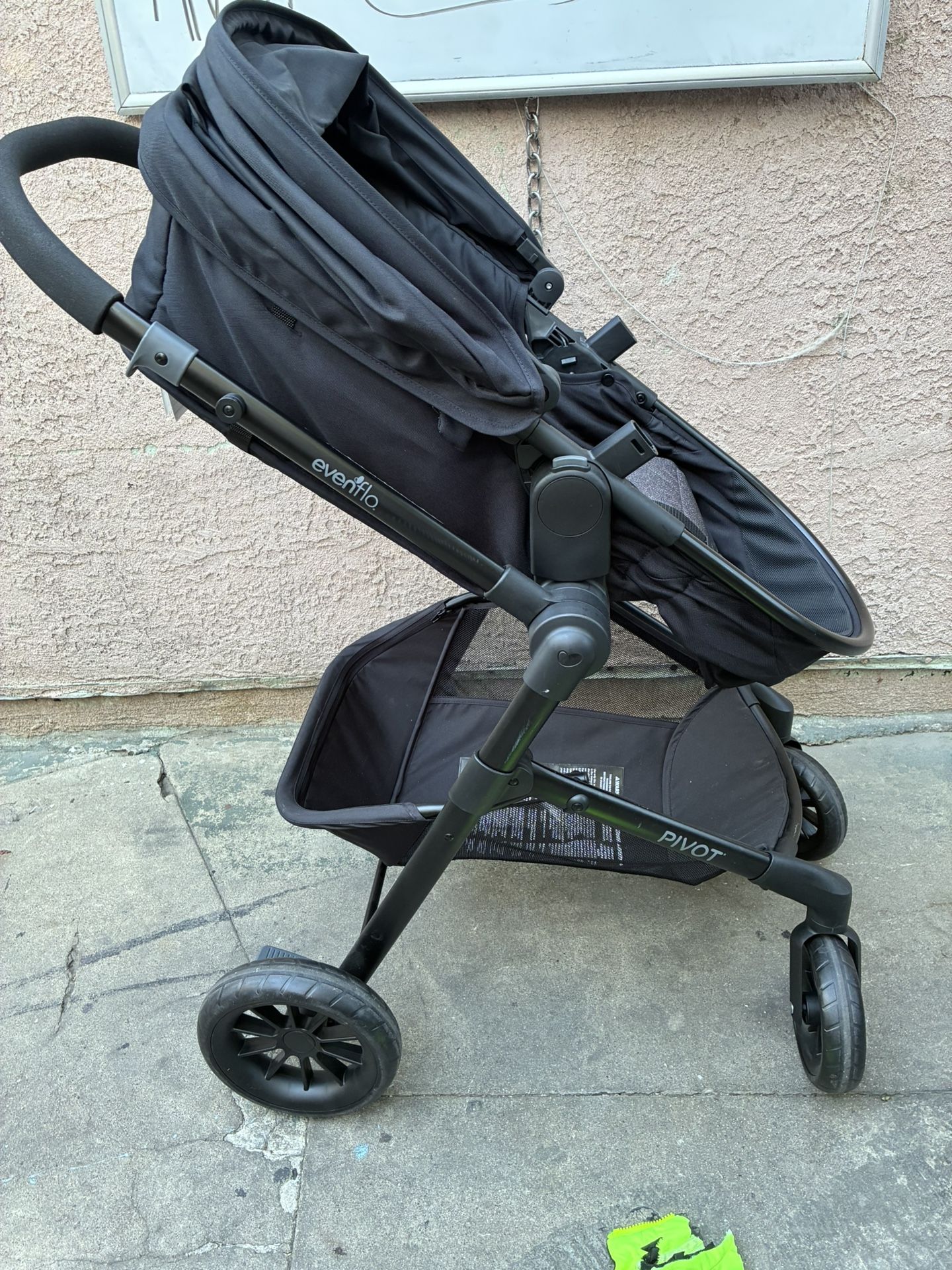 Evenly Pivot Stroller