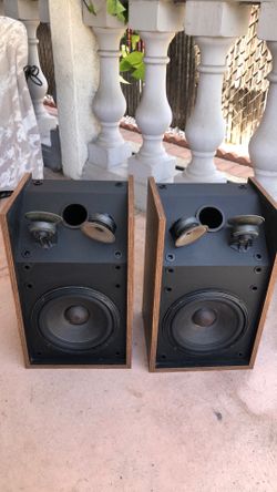 Bose bookshelf large speakers sets.