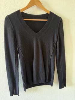 Women’s black cashmere v neck sweater